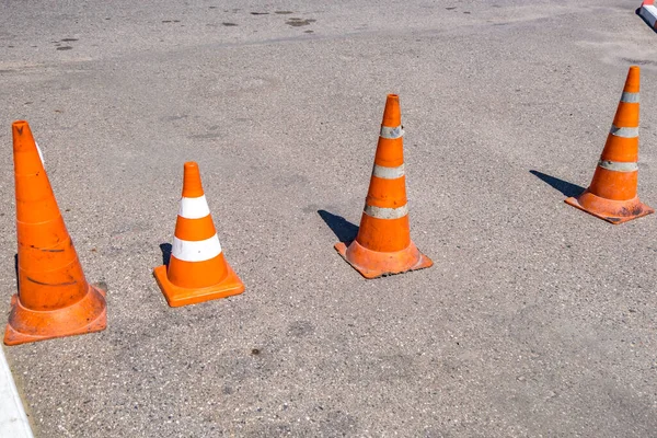 Cone Perigo Tráfego Laranja Branco Reparação Estradas Asfalto — Fotografia de Stock