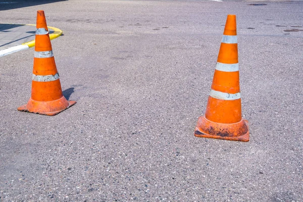 Cone Perigo Tráfego Laranja Branco Reparação Estradas Asfalto — Fotografia de Stock