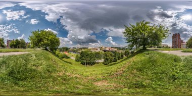 Eski şehre bakan kusursuz küresel hdri panorama 360 gezinti alanı ve dağdaki geniş nehir kenarındaki tarihi ortaçağ şatosu binaları eş dikdörtgen projeksiyonlu, VR AR içeriği