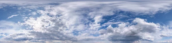 Ciel Bleu Avec Beaux Nuages Cumulus Pelucheux Panorama Sans Couture — Photo