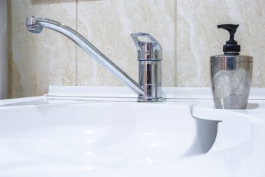  Pahalı tavan arası banyosunda musluk ve musluk var. Duş eklentisi olan bir köşedeki duş kabininin ayrıntıları