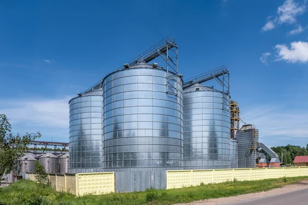 Silos Argento Impianti Agro Trasformazione Produzione Lavorazione Essiccazione Pulizia Stoccaggio — Foto Stock