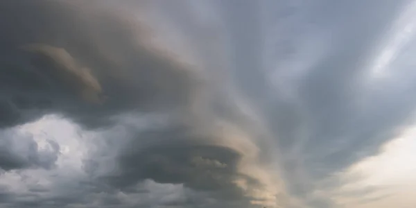 Panorama Van Zwarte Lucht Achtergrond Met Storm Wolken Donder Voorzijde — Stockfoto