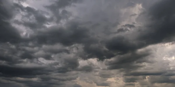 Panorama Fundo Céu Negro Com Nuvens Tempestade Trovão Dianteiro — Fotografia de Stock