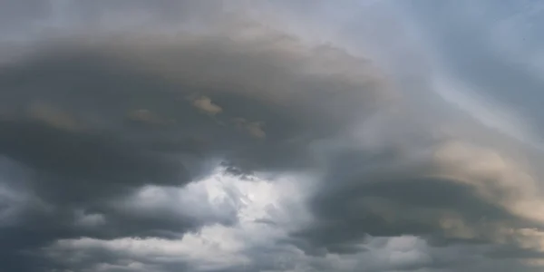 Panorama Fundo Céu Negro Com Nuvens Tempestade Trovão Dianteiro — Fotografia de Stock