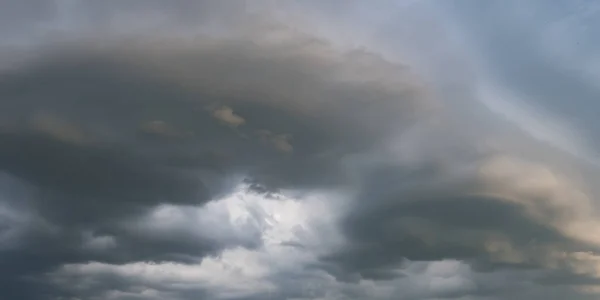 Panorama Van Zwarte Lucht Achtergrond Met Storm Wolken Donder Voorzijde — Stockfoto