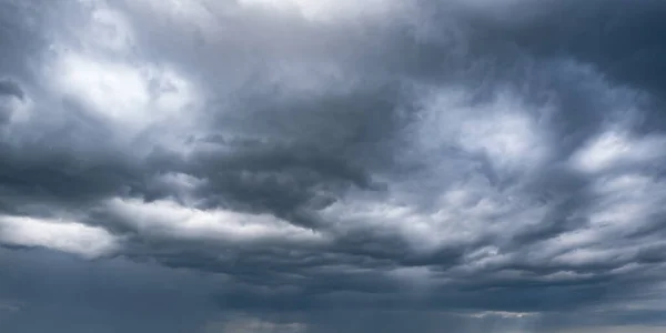 嵐の雲と黒い空の背景のパノラマ 雷の前 — ストック写真