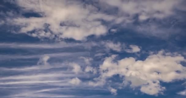 Time Lapse Clip Van Verschillende Pluizige Krullende Wolkenlagen Bij Winderig — Stockvideo