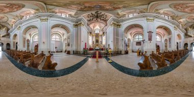 MINSK, BELARUS - Mayıs 2020: Tüm azizlerin eşit dikdörtgen projeksiyonlu eski barok katolik kilisesinin içinde tam küresel dikişsiz hdri panorama 360 derece açı, VR AR içeriği