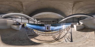 Tam dikişsiz küresel hdri panorama 360 derece açılı çelik çerçeve altında nehir boyunca uzanan devasa bir araba köprüsü eşkenar dörtgen projeksiyonlu. VR AR içeriği