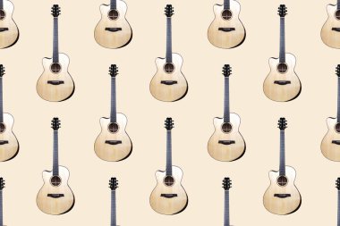 Hafif arkaplanda altı telli akustik gitarın kusursuz ahşap dokusu.