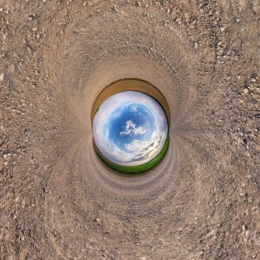Küresel panoramanın küçük gezegen dönüşümünün 360 derece tersi. Muazzam güzel bulutları olan küresel soyut hava manzarası. Uzayın eğriliği.