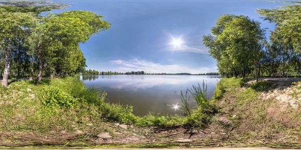 夏の晴れた日に小さな湖や川の芝生の海岸にシームレスな球状のHdriパノラマ360度の角度ビュー等角投影で青い空の美しい雲と Vrコンテンツ — ストック写真