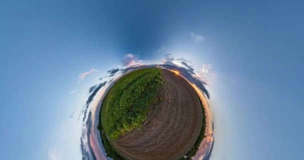 Petite Planète Tourne Parmi Beaux Nuages Duveteux Soir Petite Planète — Video