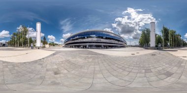 MINSK, BELARUS - HAZİRAN 2020: tamamen pürüzsüz küresel hdri panorama 360 modern spor kompleksi stadyumu binası yakınında eş dikdörtgen projeksiyon, VR AR içeriği