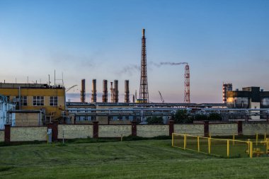 Kimyasal bir tesisin boruları. Hava kirliliği konsepti. Endüstriyel arazi çevresel kirlilik termik enerji santralinin atıkları