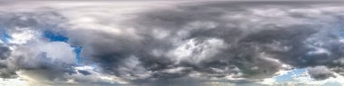 Fırtınadan önce güzel siyah bulutları olan karanlık gökyüzü. Gökyüzü kubbesi olarak kullanılmak üzere zemini olmayan 360 derecelik kusursuz hdri panorama görünümü veya hava aracı görüntüsü olarak oyun geliştirilmesi