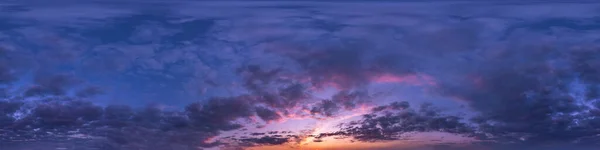 日没前のシームレスな濃い青とピンクの空Hdriパノラマ360度の角度ビュー3Dグラフィックスやスカイドームとしてのゲーム開発や編集ドローンショットで使用するための美しい雲と — ストック写真