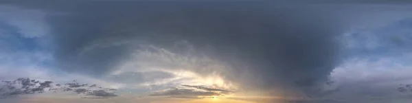 Céu Azul Escuro Antes Pôr Sol Com Belas Nuvens Impressionantes — Fotografia de Stock