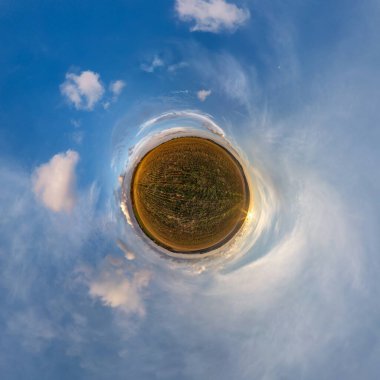 Küresel panoramanın 360 derecelik küçük gezegen dönüşümü. Muazzam güzel bulutları olan küresel soyut hava manzarası. Uzayın eğriliği.