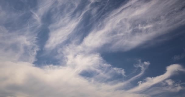Mavi Gökyüzünde Rüzgarlı Havada Kıvrımlı Bulutların Kıvrımlı Kıvrımlı Katmanlarının Hızlandırılmış — Stok video