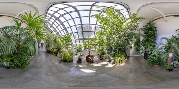 Serada tam dikişsiz küresel hdri panorama 360 derecelik açı açısı ve bir sürü bitkinin eşdikdörtgen yansıması var. VR AR içeriği