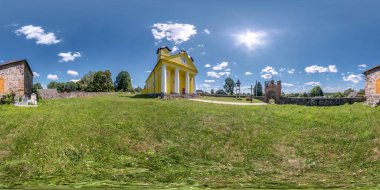 Tam dikişsiz küresel hdri panorama küçük bir köyde 360 derecelik bir açı dekoratif ortaçağ mimari kilisesi ile aynı dikdörtgen şeklindeki en küçük ve en az üç boyutlu projeksiyonla. vr içeriği