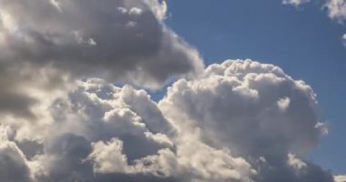 Mavi gökyüzünde rüzgarlı havada kıvrımlı bulutların kıvrımlı kıvrımlı katmanlarının hızlandırılmış klipsi
