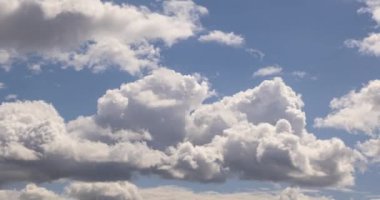 Mavi gökyüzünde rüzgarlı havada kıvrımlı bulutların kıvrımlı kıvrımlı katmanlarının hızlandırılmış klipsi