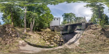 Tam dikişsiz küresel hdri panorama 360 derece açıyla küçük nehrin kıyısındaki çalılar ve orman ağaçları arasında eş dikdörtgen yansıtma, hazır sanal gerçeklik içeriği