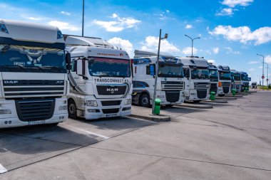 MINSK, BELARUS - HAZİRAN 2020: Otoparkta konteynırlar, Lojistik ve Ulaşım kavramı