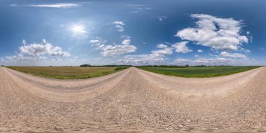 Küresel olmayan hdri panorama 360 derecelik açıyla hiç trafik yok beyaz kum çakıl yolu açık mavi gökyüzü ve eşit dikdörtgen yansıtmalı güzel bulutlar, VR AR içeriği