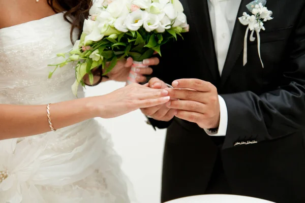 Noivo Abraça Noiva Com Buquê Casamento Anéis Nas Mãos Casal — Fotografia de Stock