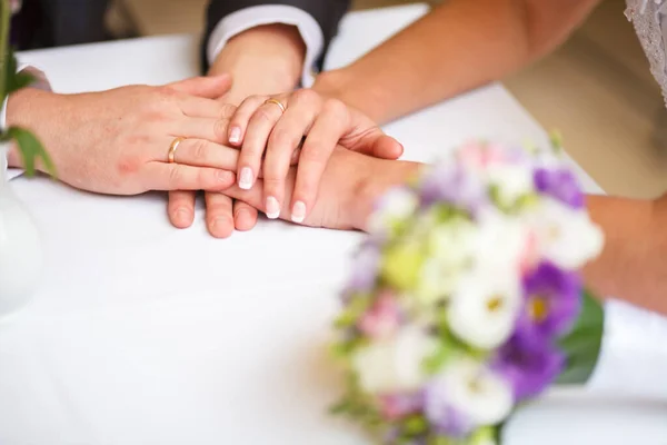 Brudgummen Omfamnar Bruden Med Bröllopsbukett Ringar Händerna Nygifta Par Bruden — Stockfoto