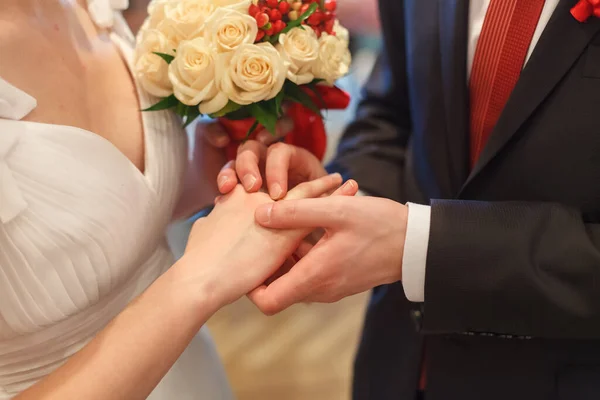 Noivo Abraça Noiva Com Buquê Casamento Anéis Nas Mãos Casal — Fotografia de Stock