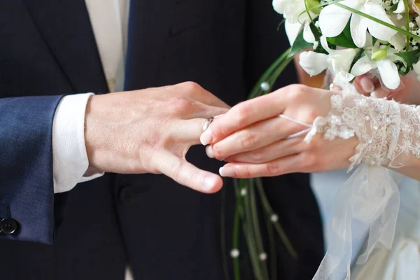 Bruidegom Omarmt Bruid Met Bruidsboeket Ringen Aan Handen Van Pas — Stockfoto