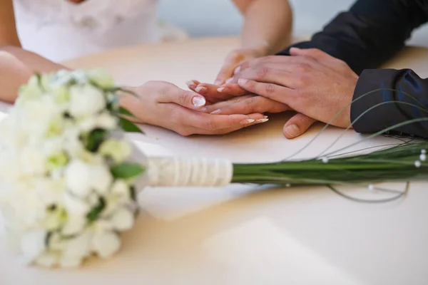 Bruidegom Omarmt Bruid Met Bruidsboeket Ringen Aan Handen Van Pas — Stockfoto