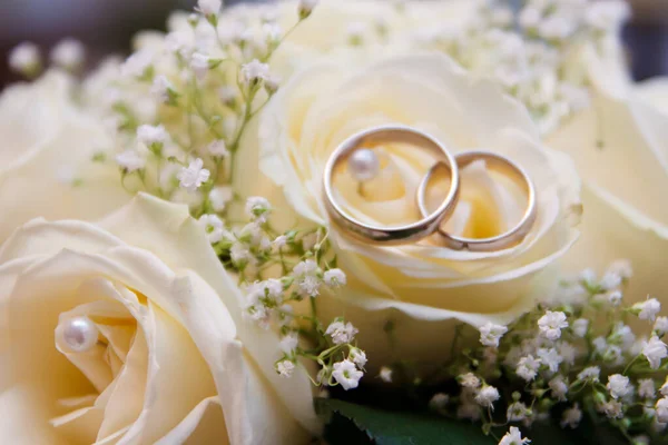 Buquê Casamento Brilhante Flores Verão Com Anéis Casamento — Fotografia de Stock