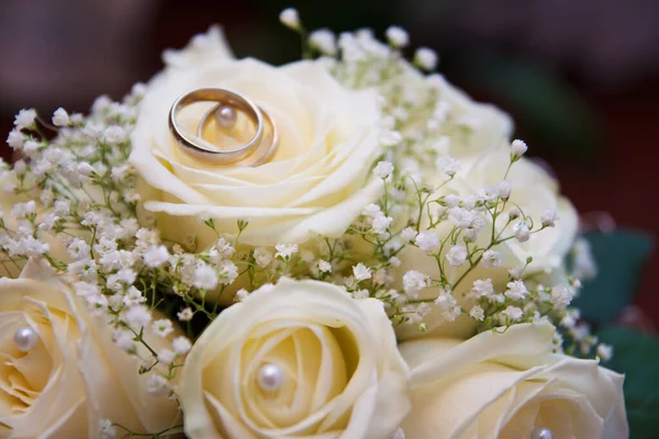 결혼반지를 꽃다발 — 스톡 사진