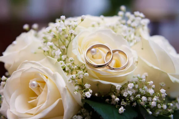 Bright Wedding Bouquet Summer Flowers Wedding Rings — Stock Photo, Image