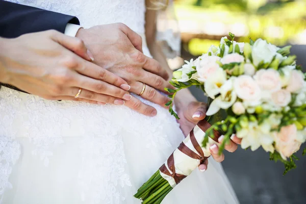 Brudgummen Omfamnar Bruden Med Bröllopsbukett Ringar Händerna Nygifta Par Bruden — Stockfoto