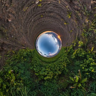 Küresel panoramanın küçük gezegen dönüşümünün 360 derece tersi. Muazzam güzel bulutları olan küresel soyut hava manzarası. Uzayın eğriliği.
