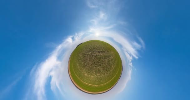 tourner et tourne entre les champs avec de beaux nuages duveteux en soirée. Petite planète Transformation avec courbure de l'espace. boucle tourner