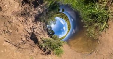 Küçük gezegen dönüşümünün uzayın eğriliği. Güneşli bir günde, nehir kenarındaki tüm uçan manzaranın soyut bükülmesi ve dönüşü