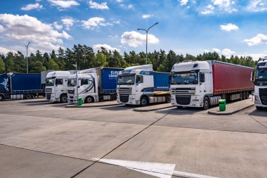 MINSK, BELARUS - HAZİRAN 2020: Otoparkta konteynırlar, Lojistik ve Ulaşım kavramı