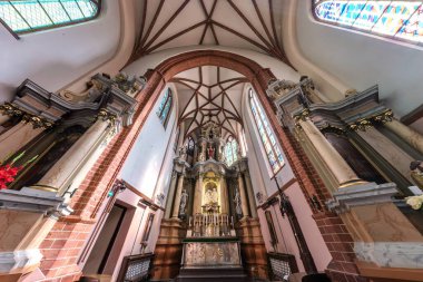 VILNIUS, Litvanya - AĞUSTOS 2019: iç kubbe ve eski bir gotik kilise tavanına bakıyor