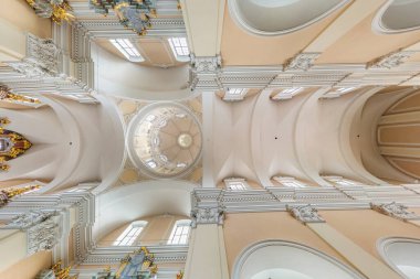 VILNIUS, Litvanya - AĞUSTOS 2019: iç kubbe ve eski bir gotik kilise tavanına bakıyor