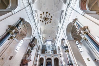 VILNIUS, Litvanya - AĞUSTOS 2019: iç kubbe ve eski bir gotik kilise tavanına bakıyor