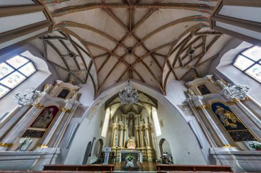 VILNIUS, Litvanya - AĞUSTOS 2019: iç kubbe ve eski bir gotik kilise tavanına bakıyor