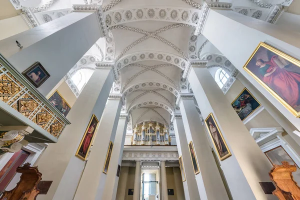 VILNIUS, Litvanya - AĞUSTOS 2019: iç kubbe ve eski bir gotik kilise tavanına bakıyor